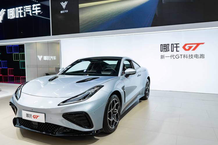 东莞322哪吒汽车在智能汽车领域的表现，领途汽车在新能源汽车市场中的影响力